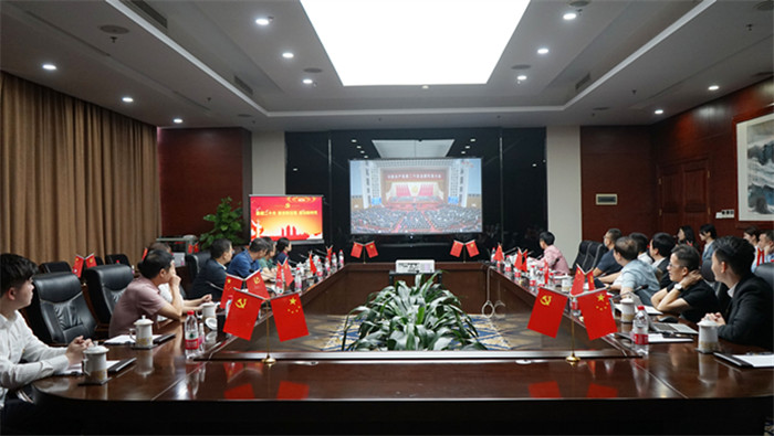 尊龙凯时 - 人生就是搏!集团组织收听收看党的二十大开幕会